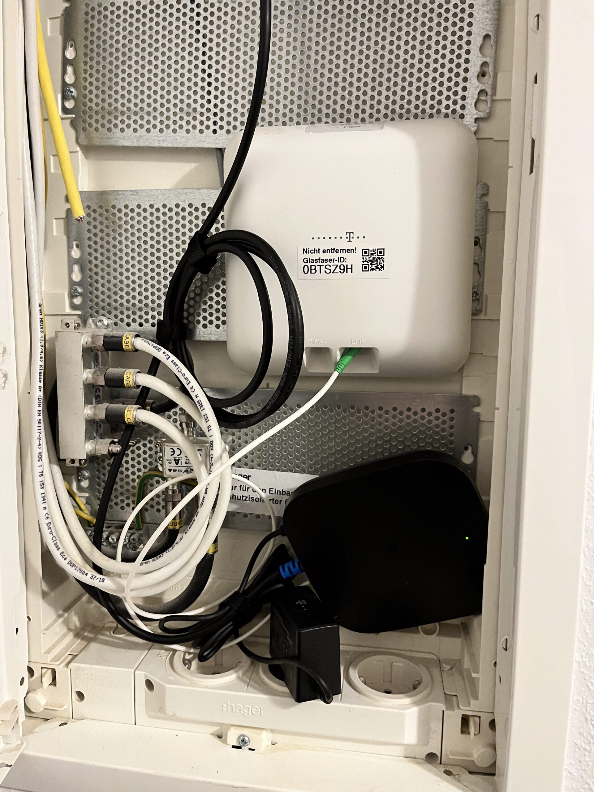 Telekom Glasfaseranschluss mit ONT und Router im Multimedia Verteiler zur Internet- und WLAN-Versorgung in einem Wohngebäude in Düsseldorf