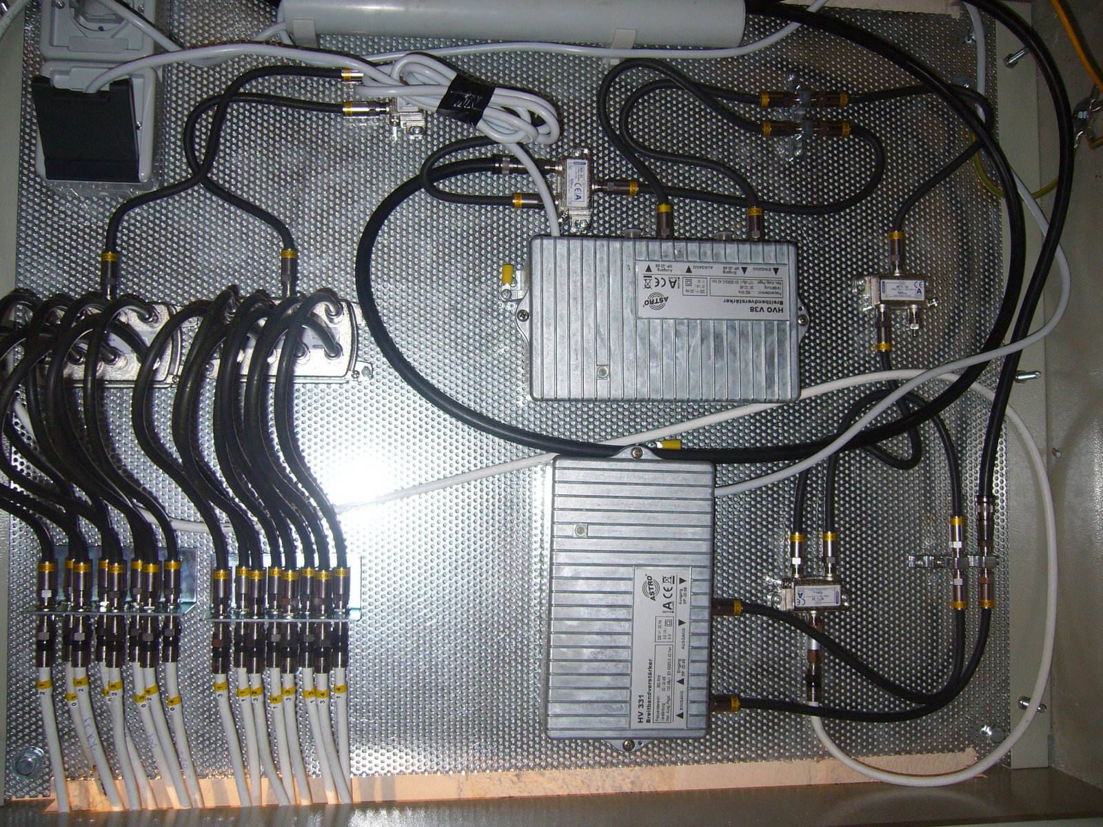 Hausverstärker und Kabelverteilung einer Kabel-TV Anlage im Hausanschlussraum