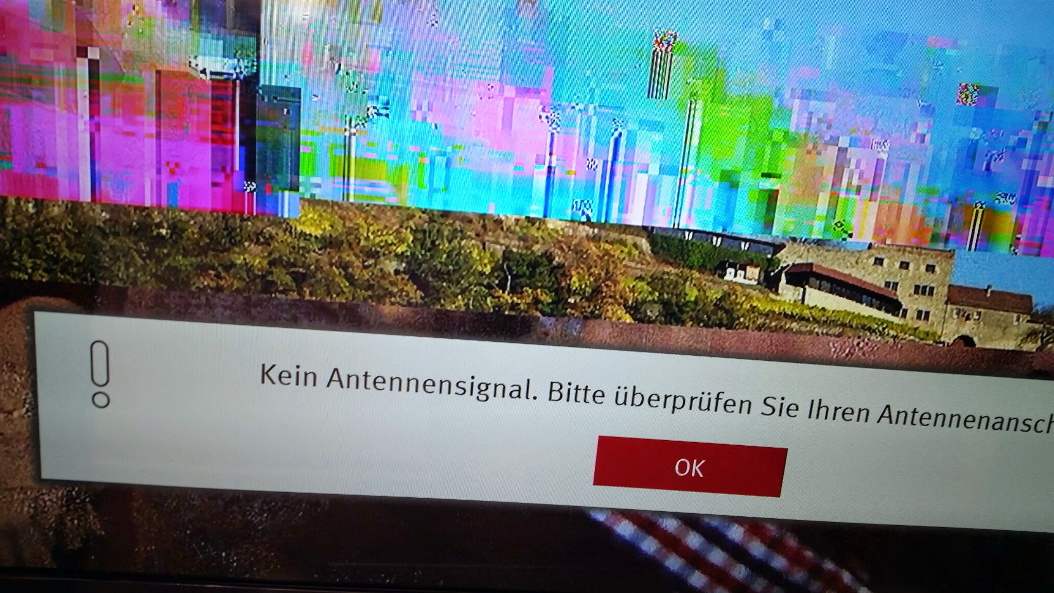 Fernseher zeigt Fehlermeldung „Kein Antennensignal“ und Bildstörung durch Kabel-TV Problem