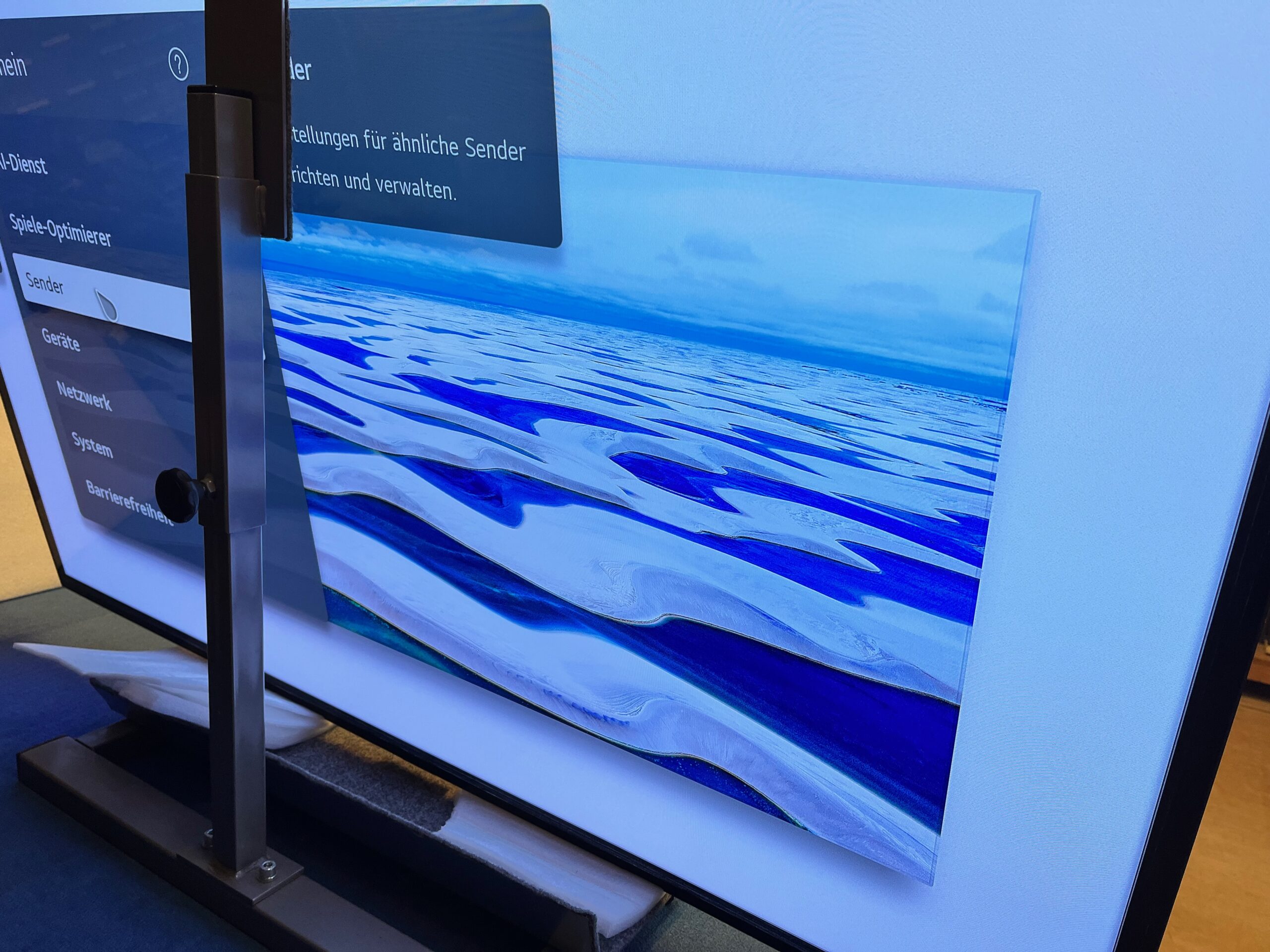 LG OLED Fernseher beim Probelauf nach Netzteil Reparatur durc