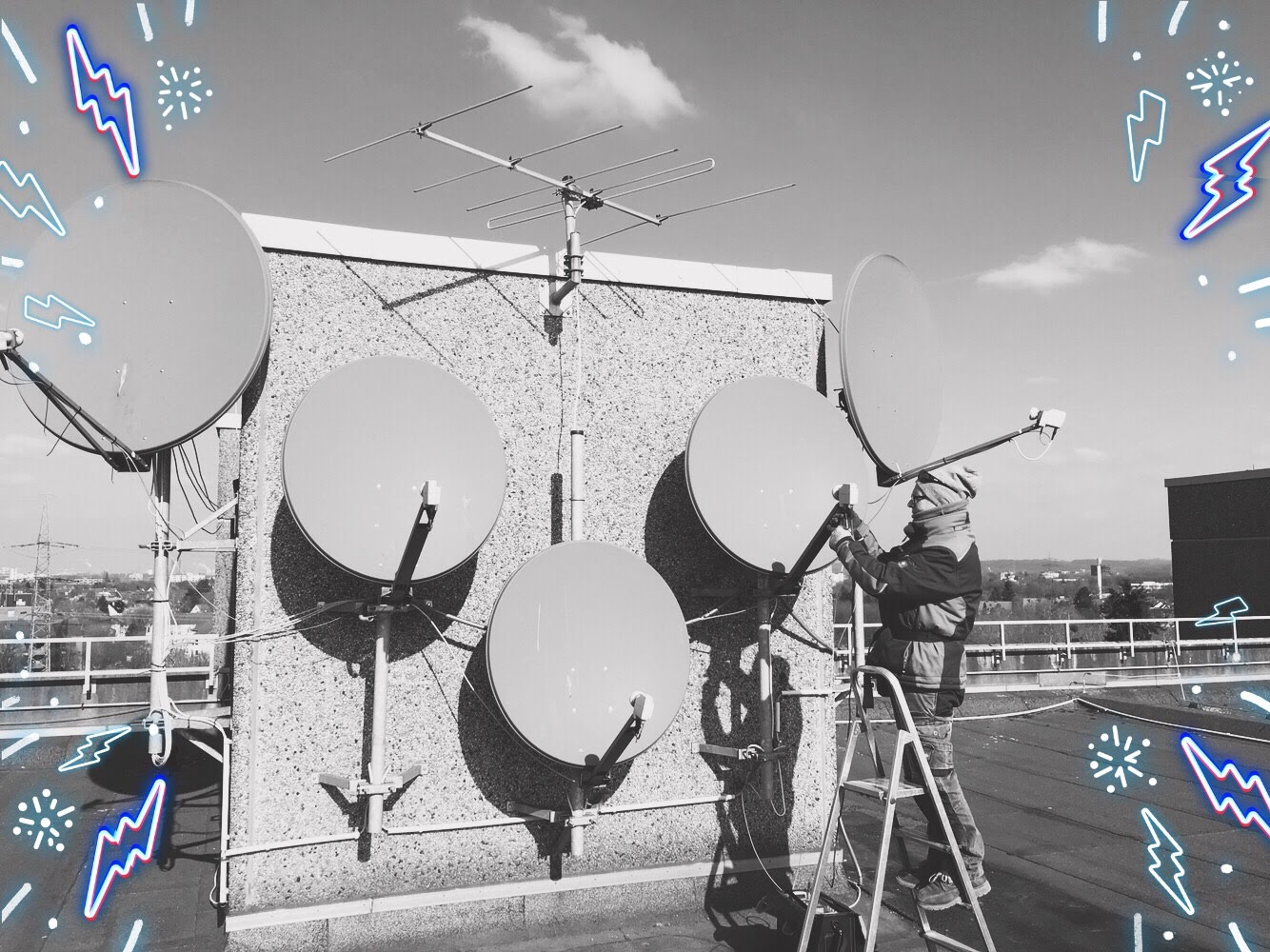 Techniker stellt Satellitenschüssel ein bei TV Empfangsproblem und „Kein Signal“ in Düsseldorf