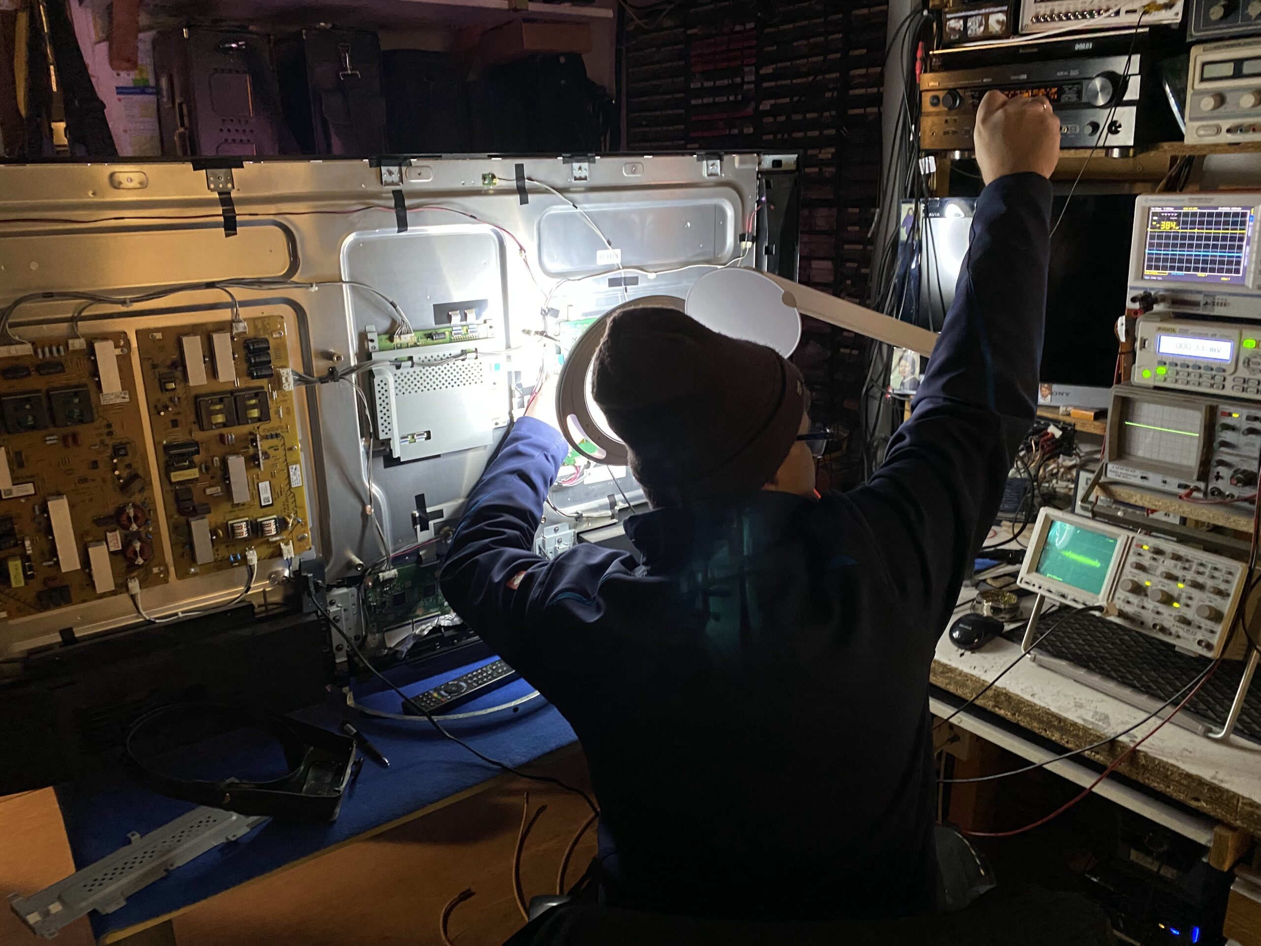 Fernsehtechniker von TV Nagel im Einsatz vor Ort in Düsseldorf