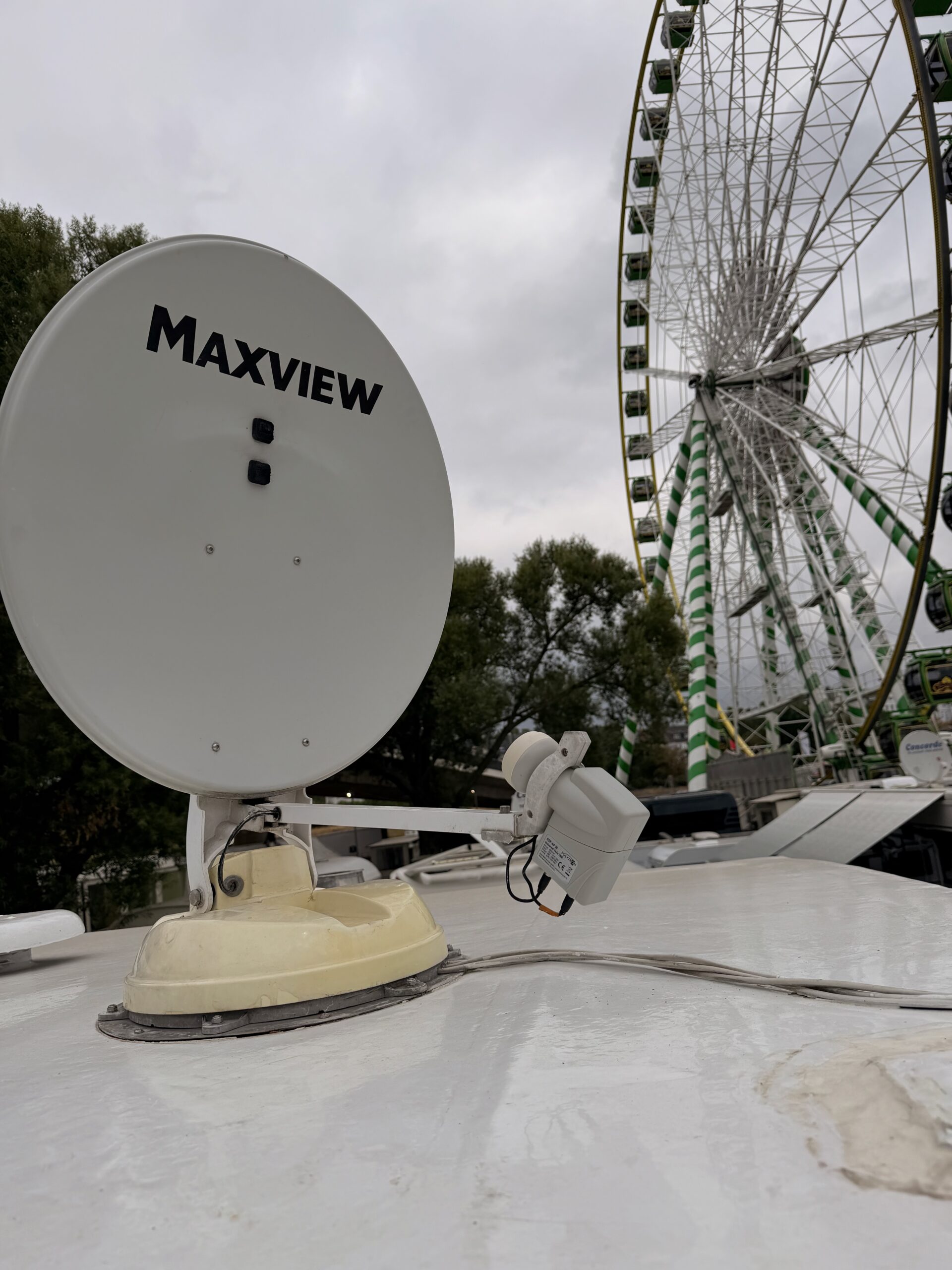 Automatische Maxview Satellitenanlage auf einem Wohnwagen während eines TV-Techniker-Einsatzes auf der Düsseldorfer Rheinkirmes in Oberkassel.