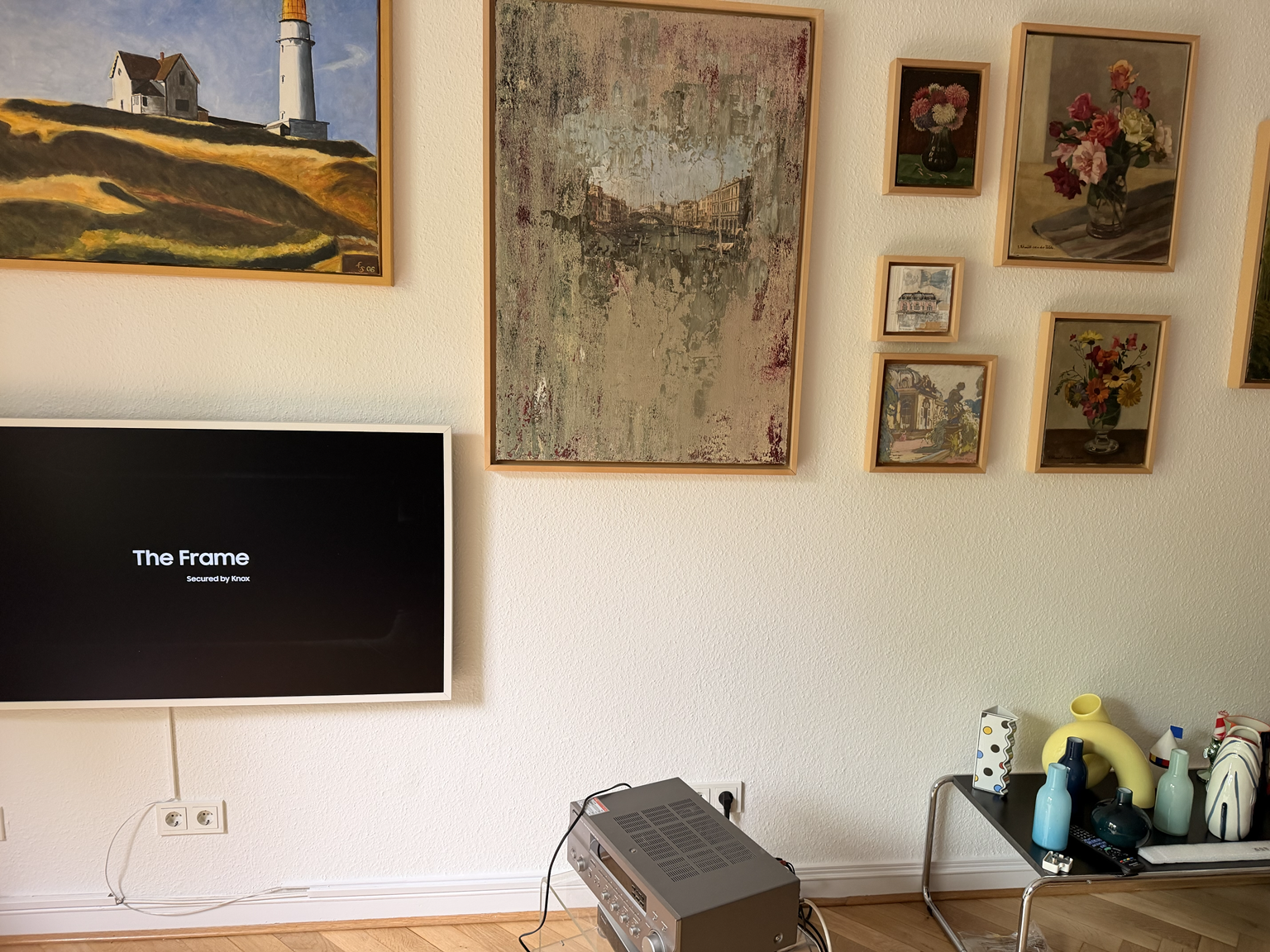 Samsung The Frame im Art Mode als Teil einer bestehenden Bilderwand in Düsseldorf