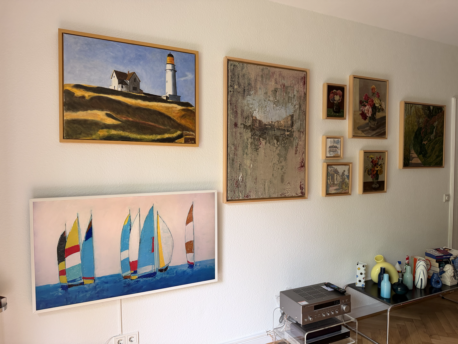 Samsung The Frame Fernseher mit weißem Rahmen und Segelmotiv im Art Mode